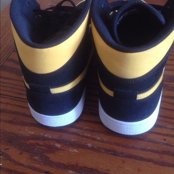 "Jordan Retro Mid 1" size 10 - Picture 3 of 4